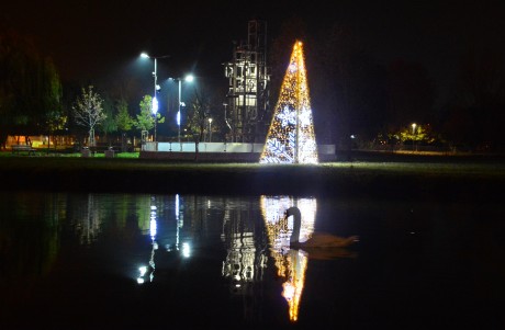 Ünnepváró hangulat teszi kedvessé az esti sétát a Csónakázó-tó szigetén